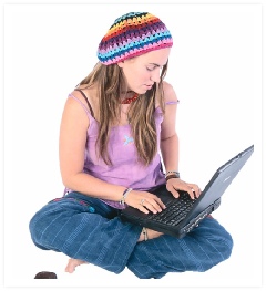Jovem sentada a trabalhar num computador portátil
